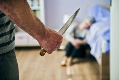 Обвинение 70-летнему мужу - он колол жену пока нож не сломался