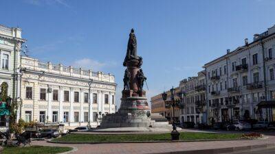 Власти Одессы решили перенести памятники Екатерине II и Суворову