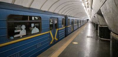 В метро Києва дозволили заряджати телефони: на яких станціях це можна зробити