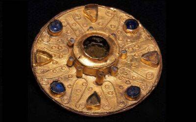 Археологи виявили у Швейцарії незвичайну золоту брошку 7 століття (Фото)