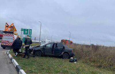 Автомобиль снес столб на трассе М11 в Тверской области