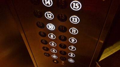 Киевлян просят не ездить в лифте, когда отключают свет