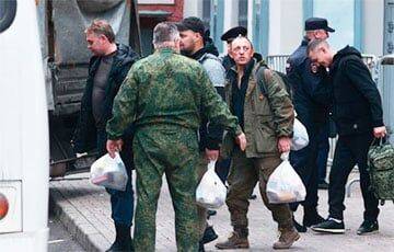 В России мобилизованным перед отправкой на фронт выдали пластмассовые каски