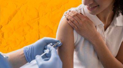 Подросткам разрешили вводить первую бустерную дозу вакцины против COVID-19