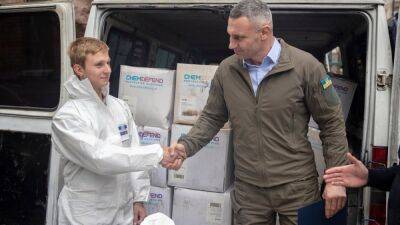 Киевские спасатели получили 1000 высокотехнологичных защитных комбинезонов, – Кличко