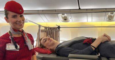 Самая высокая женщина в мире впервые полетела на самолете: пришлось убрать шесть сидений (фото)