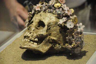 Археологи виявили скелет давньогрецької дівчини у керамічному квітковому вінку (Фото)