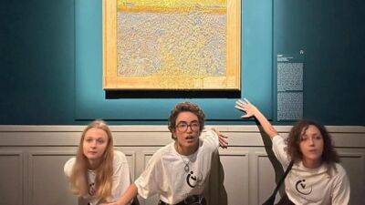 Климатические активисты швырнули гороховым супом в картину Ван Гога в Риме