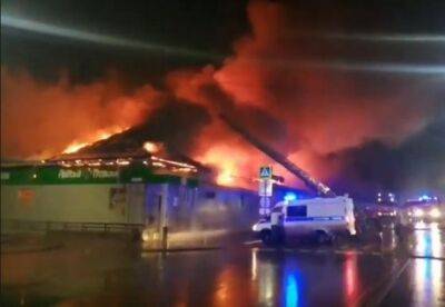 Задихнулися 5 людей, ще 8 поховані заживо під дахом: у Росії згорів нічний клуб через піротехніку (відео) - facenews.ua - Украина
