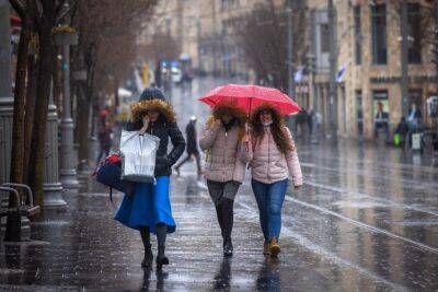 Готовьте зонтики и свитеры: в Израиль идет зима