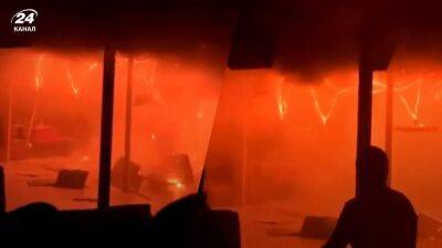 Потолок рассыпался на куски: как начинался пожар в Костроме – в сети появилось видео