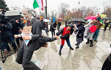 «Орбан, чем пахнет российский газ»: в Варшаве возле венгерского посольства прошла яркая акция