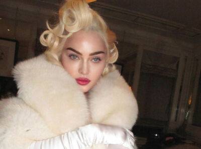 64-летняя Мадонна в прозрачном топе окончательно разочаровала фанатов устрашающим видом: "Лицо сползло"