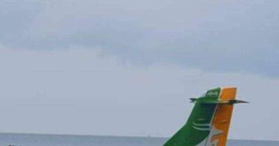 В Танзании в озеро Виктория упал пассажирский самолет, спасли 26 человек (фото, видео)