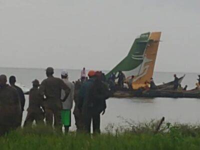 В Танзании в озеро упал пассажирский самолет