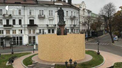 Вокруг памятника Екатерине ІІ в Одессе установили забор | Новости Одессы