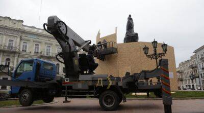 В Одессе начали работы по демонтажу памятника Екатерине