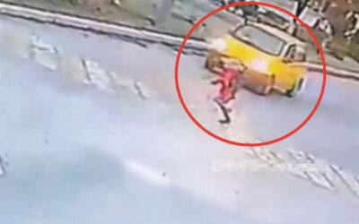 Таксист на "Матизе" сбил 8-летнюю девочку на пешеходном переходе. Видео