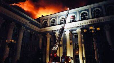 В центре оккупированного Донецка ночью горело здание железнодорожной администрации – фото, видео