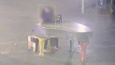 Житель Хайфы разбил уличный рояль: "Достали уже эти звуки"