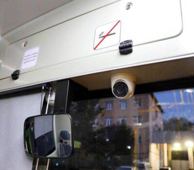 Большинство автобусов в Самарканде оснастили видеорегистраторами. Теперь нарушителям, которые паркуются на остановках, придется ответить