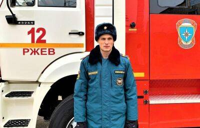 В Ржеве сотрудник МЧС спас человека из горящей машины