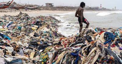 Завалило горами одежды. Как выглядит апокалипсис "быстрой моды" на берегах Африки (фото)