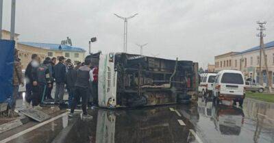 В Кашкадарье на мокрой дороге опрокинулся автобус