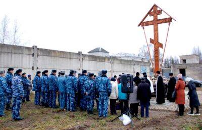 7-метровый поклонный крест установили на въезде в Бежецк