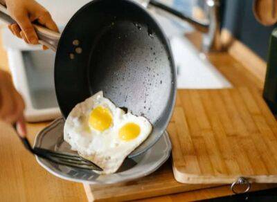Чим одна подряпина на сковороді з антипригарним покриттям може зашкодити здоров'ю, розповіли вчені