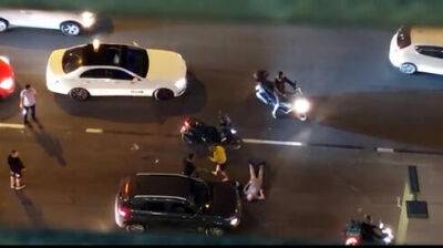 Видео с шоссе Аялон: мотоциклист ударил водителя шлемом, тот рухнул без сознания