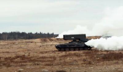 ВСУ захватили огненные трофеи: мощное видео, как трофейный ТОС-А1 «Солнцепек» тянет танк орков