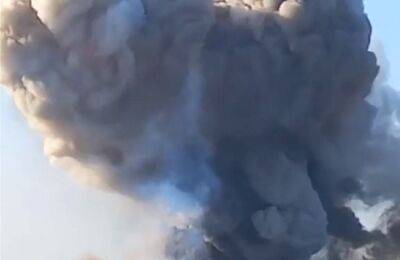 В Астрахани, куда отправляют иранские дроны, вспыхнул мощный пожар: тушить приехали 12 машин