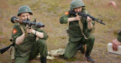В школах РФ планируют вернуть 140 часов военной подготовки