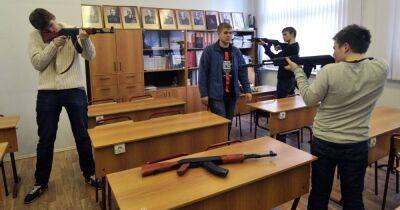 "Чтобы противостояли врагу": в РФ хотят ввести в школах начальную военную подготовку