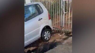 Провалы на дорогах: машина рухнула в яму возле школы в Нетании