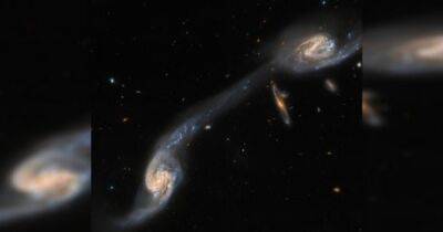 Сверхъестественная рука. Телескоп Хаббл показал удивительное соединение двух галактик (фото)