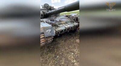 Окупанти посилили броню свого танка вкраденими каналізаційними люками: не допомогло
