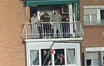 Футболист «Реала» во время матча попал мячом на балкон жилого дома