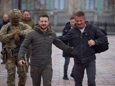 Пенн в третий раз приехал в Киев. Он передал Зеленскому свой "Оскар" как символ веры в победу над российскими оккупантами. Видео, фото