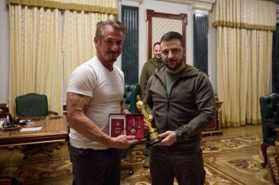 Шон Пенн снова наведался в Киев и передал Зеленскому своего Оскара