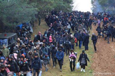 Ровно год назад сотни беженцев с Ближнего Востока попытались попасть в Евросоюз через белорусско-польскую границу: в фотоподборке «ГП» вспоминаем, с какой агрессией и безразличием польской стороны им