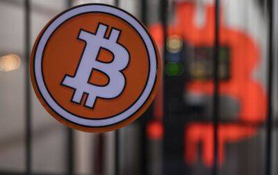 Bitcoin обвалився майже на 20 процентів