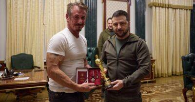 Шон Пенн вручил Зеленскому свой "Оскар", как символ веры в победу Украину