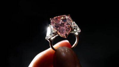 Редкий розовый бриллиант Fortune был продан на аукционе за 28,5 млн долларов