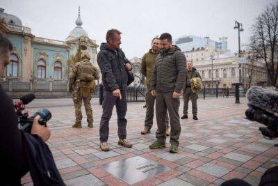 Шон Пенн привіз в Україну свій "Оскар" та залишив його тут до закінчення війни