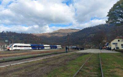 Відновленою залізницею в Карпатах до Румунії пройшов перший пасажирський поїзд