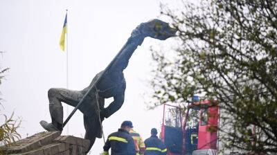 В Ужгороде повалили памятник советскому солдату