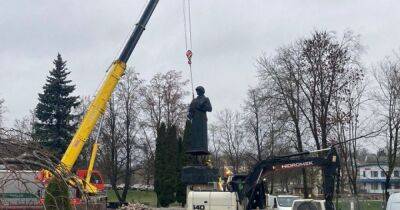 Мэр был против: В латвийском городе Резекне демонтировали памятник советским солдатам