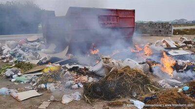 В Ашхабаде и окружающих его селах мусор сжигают из-за нехватки бензина для мусоровозов